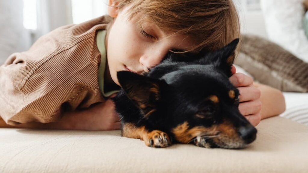 Il cagnolino dorme con il bambino